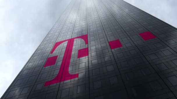 Logo T-Mobile pada fasad pencakar langit mencerminkan awan, selang waktu. Perenderan 3D Editorial — Stok Video