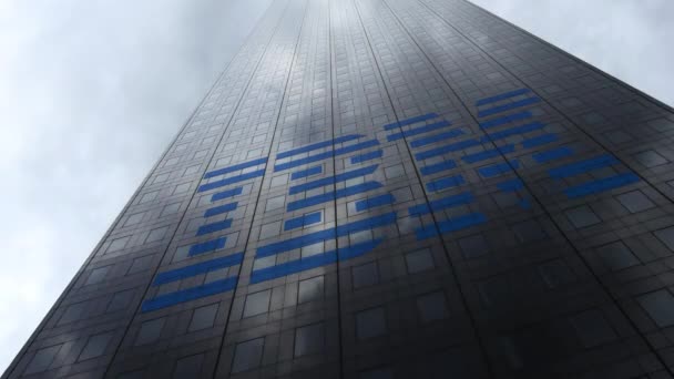 IBM λογότυπο στην πρόσοψη ουρανοξύστης αντανακλώντας σύννεφα, πάροδο του χρόνου. Συντακτική 3d rendering — Αρχείο Βίντεο