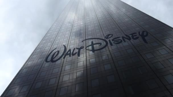 Walt Disney Pictures логотип на хмарочос фасад дзеркальне відображення хмарах проміжок часу. Редакційні 3d-рендерінг — стокове відео