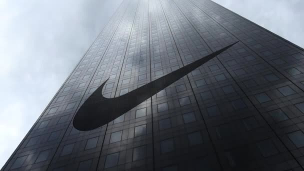 Inscription et logo Nike sur une façade de gratte-ciel reflétant les nuages, laps de temps. Editorial rendu 3D — Video