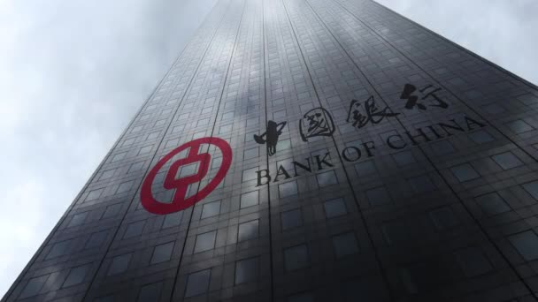 Logotipo del Banco de China en una fachada de rascacielos que refleja nubes, lapso de tiempo. Representación Editorial 3D — Vídeos de Stock