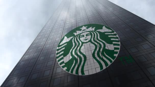 Logo Starbucks su una facciata del grattacielo che riflette nuvole, time lapse. Rendering editoriale 3D — Video Stock