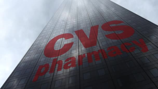 Logo de CVS Health en una fachada de rascacielos reflejando nubes, lapso de tiempo. Representación Editorial 3D — Vídeo de stock