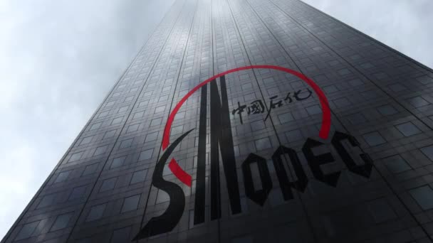 Logo Sinopec sur une façade de gratte-ciel reflétant les nuages, laps de temps. Editorial rendu 3D — Video