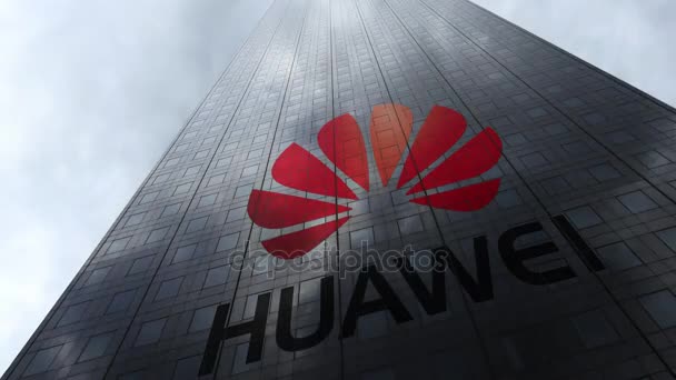 Huawei logosuna bulutlar, zaman atlamalı yansıtan bir gökdelenin cephe. Editoryal 3d render — Stok video
