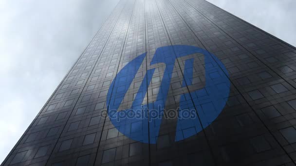 Logo HP Inc. sur une façade de gratte-ciel reflétant les nuages, laps de temps. Editorial rendu 3D — Video