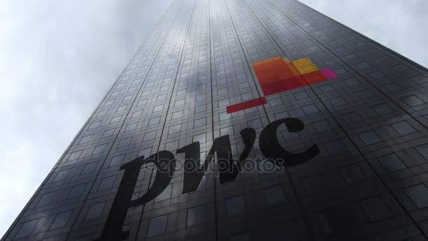 Logo PricewaterhouseCoopers PwC sur une façade de gratte-ciel réfléchissant les nuages, le temps passe. Editorial rendu 3D — Video