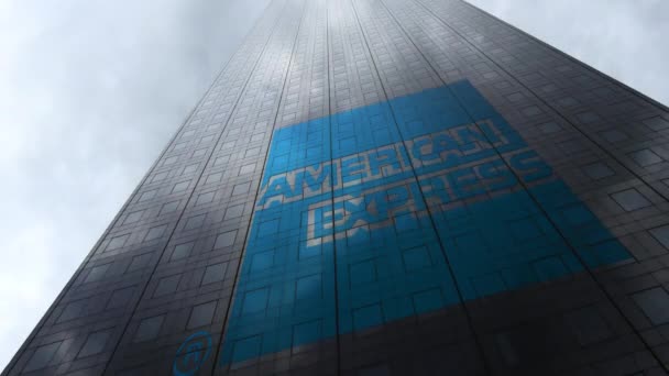 Logotipo American Express em uma fachada de arranha-céus refletindo nuvens, lapso de tempo. Renderização 3D editorial — Vídeo de Stock