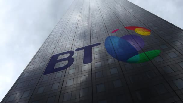 BT Group το λογότυπο στην πρόσοψη ουρανοξύστης αντανακλώντας σύννεφα, πάροδο του χρόνου. Συντακτική 3d rendering — Αρχείο Βίντεο