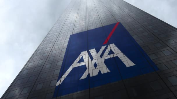 Логотип AXA на фасаде небоскреба, отражающий облака, время истекло. Редакционная 3D рендеринг — стоковое видео