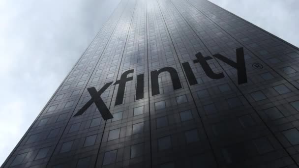 Логотип Xfinity на фасаде небоскреба, отражающий облака, время истекло. Редакционная 3D рендеринг — стоковое видео