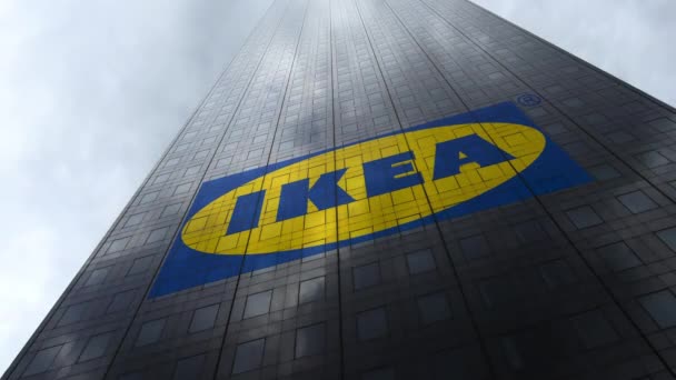 Logo IKEA na mrakodrap fasádu odrážející mraky, časová prodleva. Úvodník 3d vykreslování — Stock video