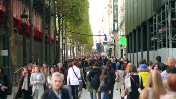 Parigi, FRANCIA - 7 OTTOBRE 2017. Steadicam passeggiata lungo affollata famosa strada Champs-Elysees — Video Stock