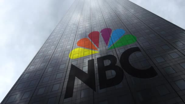 National Broadcasting Company logotipo NBC em uma fachada arranha-céu refletindo nuvens, lapso de tempo. Renderização 3D editorial — Vídeo de Stock
