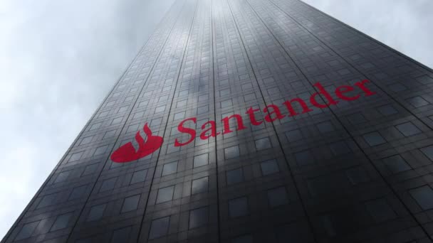 西班牙桑坦德银行 Serfin 标志反映云，时间流逝的摩天大楼外观上。编辑 3d 渲染 — 图库视频影像