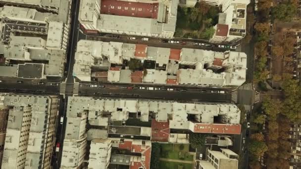 Vista aérea de arriba hacia abajo rishing shot of famous Montparnasse district in Paris, France — Vídeo de stock