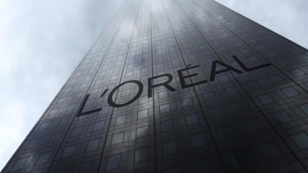 Loreal логотип на хмарочос фасад дзеркальне відображення хмарах проміжок часу. Редакційні 3d-рендерінг — стокове відео