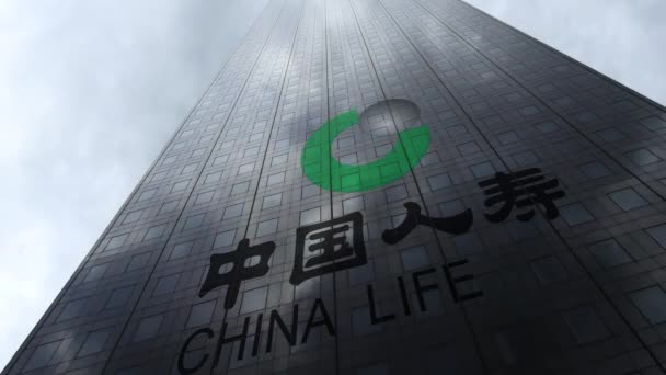 Логотип Китайской страховой компании на фасаде небоскреба, отражающий облака, время истекло. Редакционная 3D рендеринг — стоковое видео