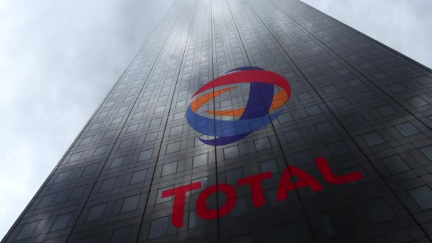 Logotipo da Total S.A. numa fachada de arranha-céus a reflectir nuvens, lapso de tempo. Renderização 3D editorial — Vídeo de Stock