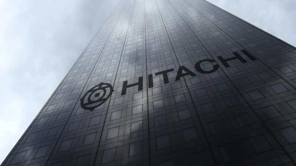 Hitachi логотип на хмарочос фасад дзеркальне відображення хмарах проміжок часу. Редакційні 3d-рендерінг — стокове відео