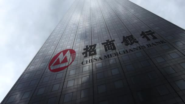 China Merchants Bank logotipo em uma fachada arranha-céu refletindo nuvens, lapso de tempo. Renderização 3D editorial — Vídeo de Stock