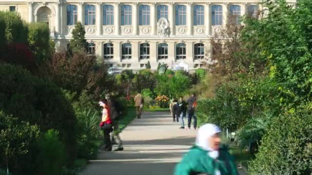 Paříž, Francie – 8. října 2017. Časová prodleva přeplněných Jardin des plantes alej, hlavní Botanická zahrada a fasáda grande galerie de levolution nebo galerie Evolution — Stock video