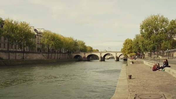 PARIS, FRANCIA - 7 DE OCTUBRE DE 2017. El terraplén del río Sena en otoño día soleado —  Fotos de Stock