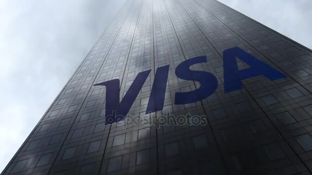Логотип Visa Inc. на фасаде небоскреба, отражающий облака, время истекло. Редакционная 3D рендеринг — стоковое видео