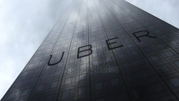 Логотип Uber Technologies Inc. на фасаде небоскреба, отражающем облака, время истекло. Редакционная 3D рендеринг — стоковое видео