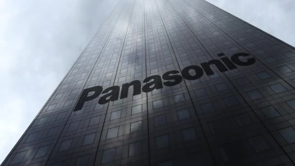Panasonic Corporation το λογότυπο στην πρόσοψη ουρανοξύστης αντανακλώντας σύννεφα, πάροδο του χρόνου. Συντακτική 3d rendering — Αρχείο Βίντεο