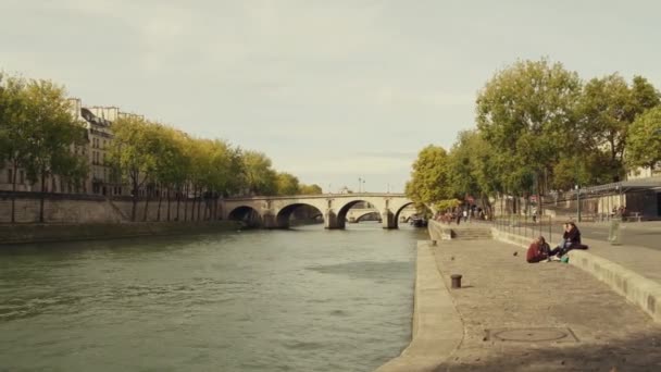 PARIS, FRANCIA - 7 DE OCTUBRE DE 2017. Steadicam caminar a lo largo del terraplén del río Sena en otoño día soleado — Vídeo de stock