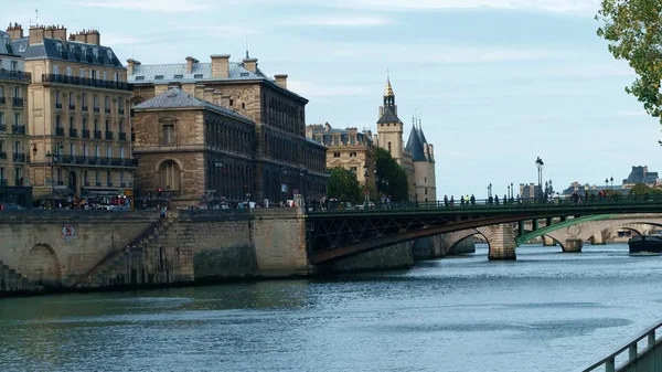 セーヌ川の堤防や、パリの古い建物 — ストック写真