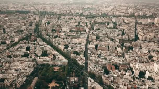 Höhenaufnahme der Pariser Stadtlandschaft aus der Luft, Frankreich — Stockvideo