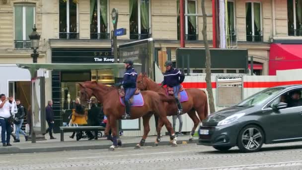 PARIS, FRANCIA - 7 DE OCTUBRE DE 2017. Gendarmes montados en Francia patrullan el centro de la ciudad — Vídeos de Stock