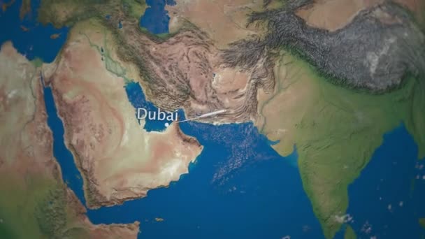 Ruta del avión comercial que vuela de Dubai a Tokio en el globo terrestre. Animación de introducción de viaje internacional — Vídeo de stock