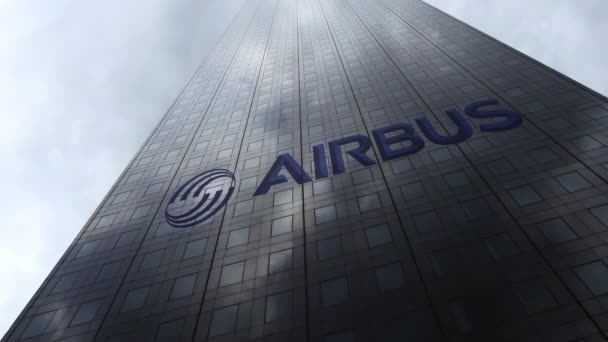 Airbus logo na mrakodrap fasádu odrážející mraky, časová prodleva. Úvodník 3d vykreslování — Stock video