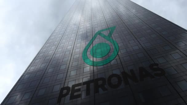 Petroliam Nasional Berhad logotipo PETRONAS em uma fachada arranha-céu refletindo nuvens, lapso de tempo. Renderização 3D editorial — Vídeo de Stock