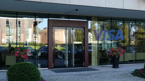 Fachada de cristal de un moderno edificio de oficinas con el logotipo de Visa Inc.. Representación Editorial 3D — Foto de Stock