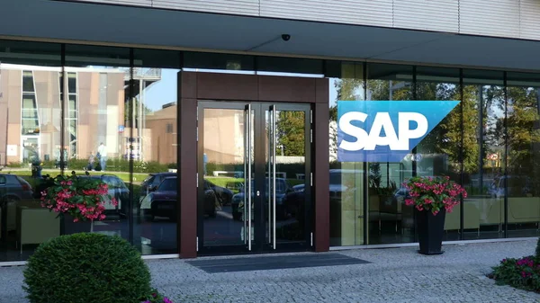 Fachada de vidrio de un moderno edificio de oficinas con logotipo de SAP SE. Representación Editorial 3D —  Fotos de Stock