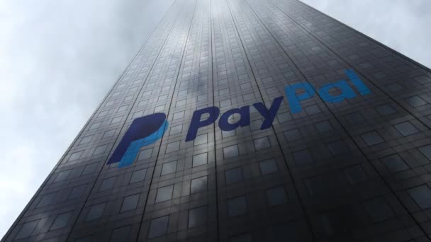 PayPal logo na mrakodrap fasádu odrážející mraky, časová prodleva. Úvodník 3d vykreslování — Stock video