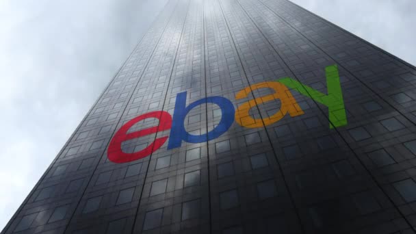 Логотип eBay Inc. на фасаде небоскреба, отражающем облака, время истекло. Редакционная 3D рендеринг — стоковое видео