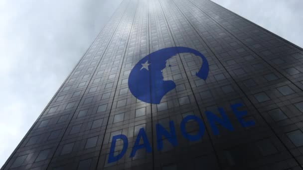 Logo de Danone en una fachada de rascacielos reflejando nubes, lapso de tiempo. Representación Editorial 3D — Vídeo de stock