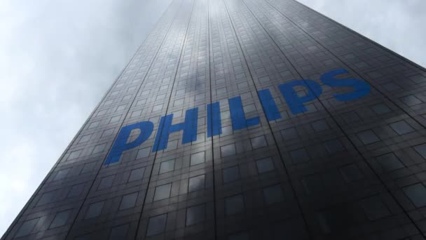 Logo de Philips en una fachada de rascacielos reflejando nubes, lapso de tiempo. Representación Editorial 3D — Vídeo de stock