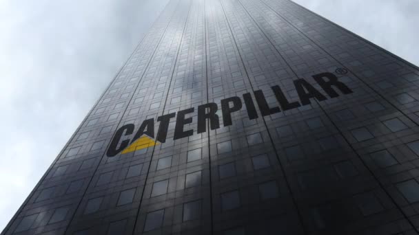 Логотип Caterpillar Inc. на фасаде небоскреба, отражающем облака, время истекло. Редакционная 3D рендеринг — стоковое видео