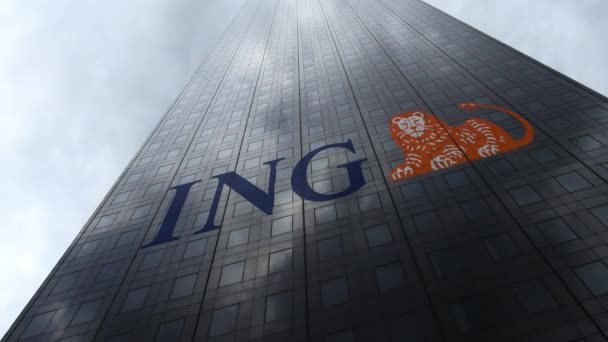 Logo ING Group pada fasad gedung pencakar langit mencerminkan awan, selang waktu. Perenderan 3D Editorial — Stok Video