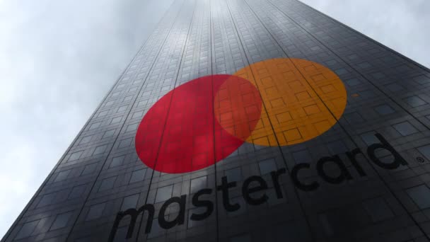 MasterCard-logo op een gevel van de wolkenkrabber als gevolg van de wolken, de tijd komen te vervallen. Redactioneel 3D-rendering — Stockvideo