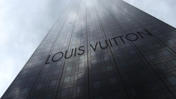 Louis Vuitton logó egy felhőkarcoló homlokzata fényvisszaverő felhők, idő telik el. Szerkesztői 3d-leképezés — Stock videók