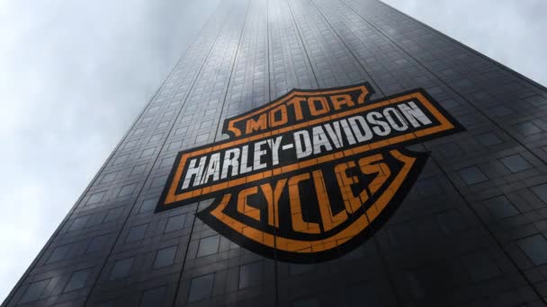 Harley-davidson-Logo auf einer Wolkenkratzer-Fassade, die Wolken reflektiert, Zeitraffer. redaktionelles 3D-Rendering — Stockvideo