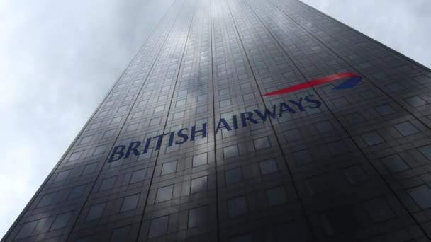 Logo de British Airways en una fachada de rascacielos reflejando nubes, lapso de tiempo. Representación Editorial 3D — Vídeos de Stock