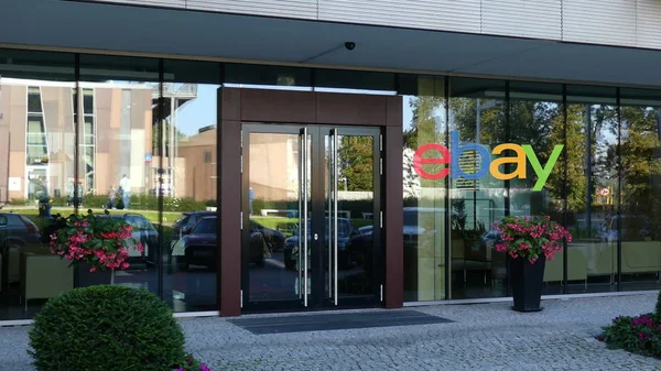 Fachada de vidrio de un moderno edificio de oficinas con logotipo de eBay Inc.. Representación Editorial 3D — Foto de Stock